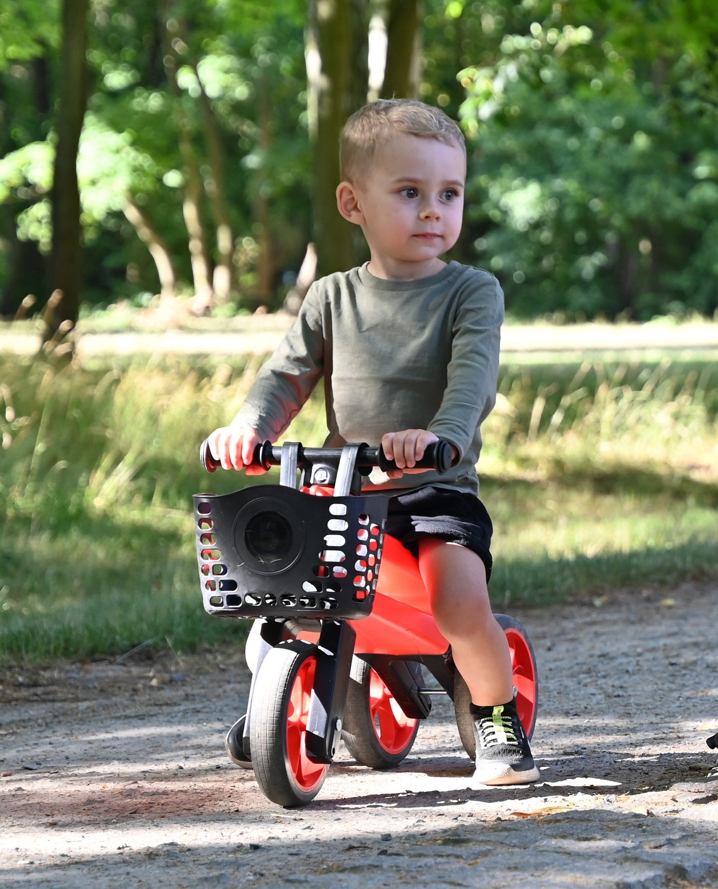Bicicleta fara pedale cu cosulet pentru ghidon 2 in 1 Funny Wheels Rider SuperSport Sunset Orange/Black, 18+ luni, pneuri si manere de cauciuc, 4 nivele de reglaj pe inaltime